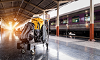 Equipaje en una estación de trenes.