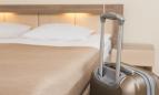 Cama de hotel y maleta