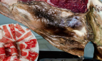 Pata de jamón ibérico y plato con lonchas