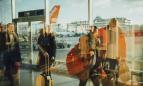 Personas andando por un aeropuerto