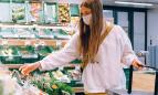 Chica comprando en un supermercado