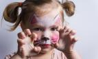 Niña disfrazada de gatita