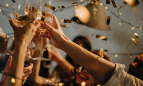 Brindis de celebración en una fiesta de Navidad