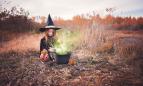 Niña disfrazada de bruja para Halloween