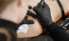 Persona haciendo un tatuaje