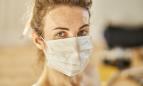 Mujer con mascarilla