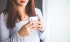 Mujer sosteniendo teléfono móvil