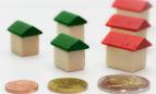 Monedas junto a casas en miniatura