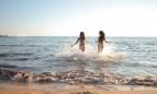 Dos chicas corriendo al mar