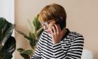 Mujer hablando por teléfono