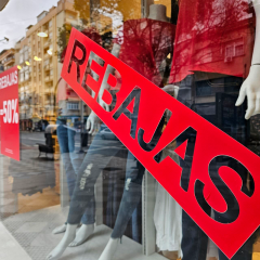 Anuncio de rebajas en un escaparate