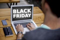 Pantalla de ordenador con texto Black Friday