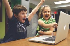 Niños jugando a ordenador