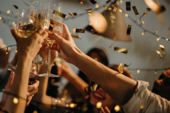 Brindis de celebración en una fiesta de Navidad