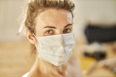 Mujer con mascarilla
