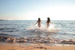 Dos chicas corriendo al mar