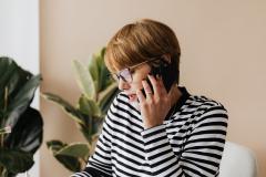 Mujer hablando por teléfono