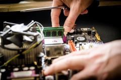 Persona reparando equipo informático